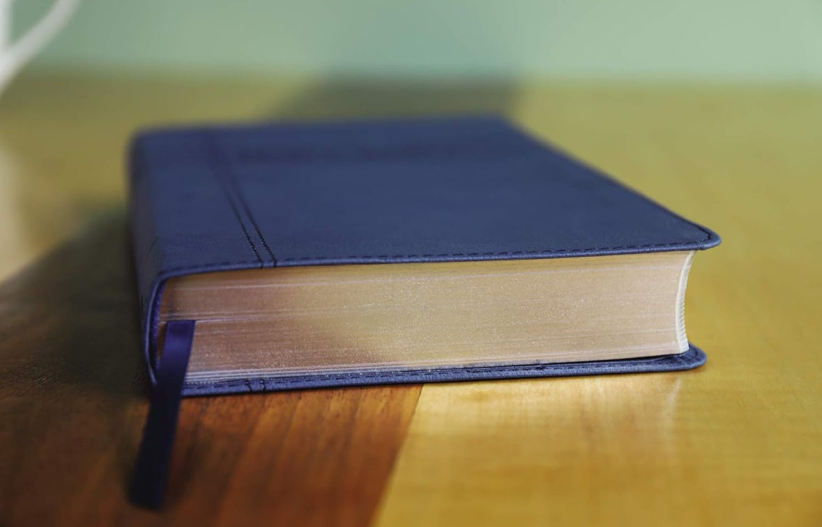 NIV, Premium Gift Bible, Leathersoft, Navy, Red Letter, Thumb Indexed, Comfort Print: The Perfect Bible for Any Gift-Giving Occasion