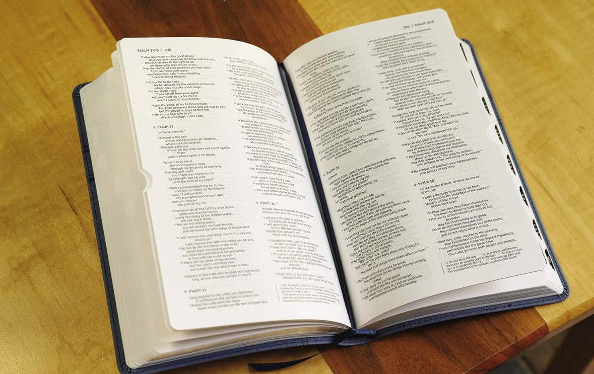 NIV, Premium Gift Bible, Leathersoft, Navy, Red Letter, Thumb Indexed, Comfort Print: The Perfect Bible for Any Gift-Giving Occasion